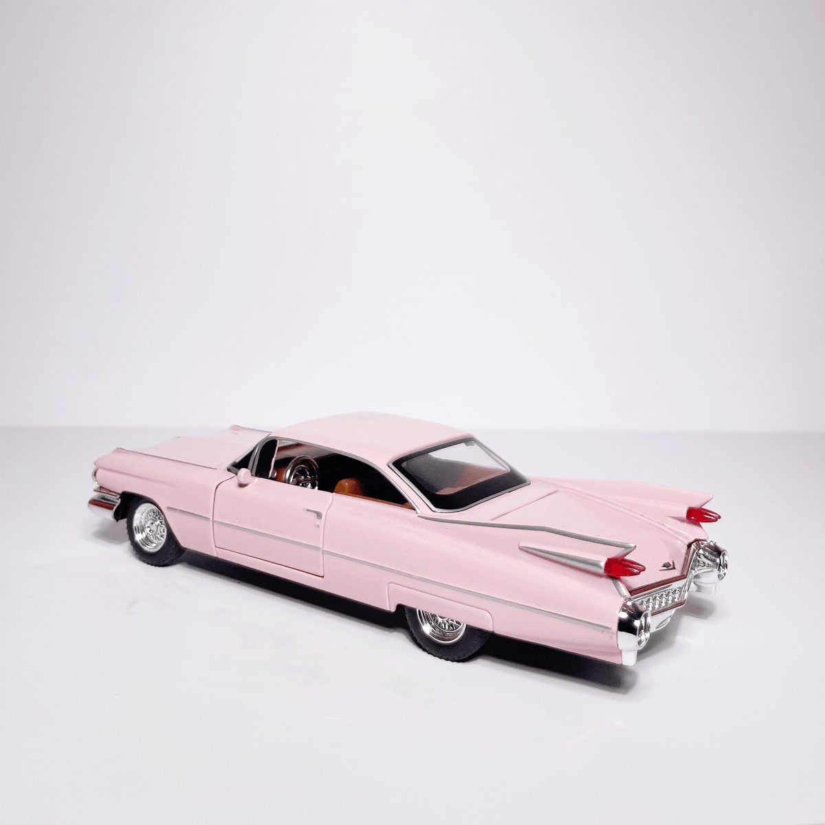 1:32 Vintage Cadilac Pink