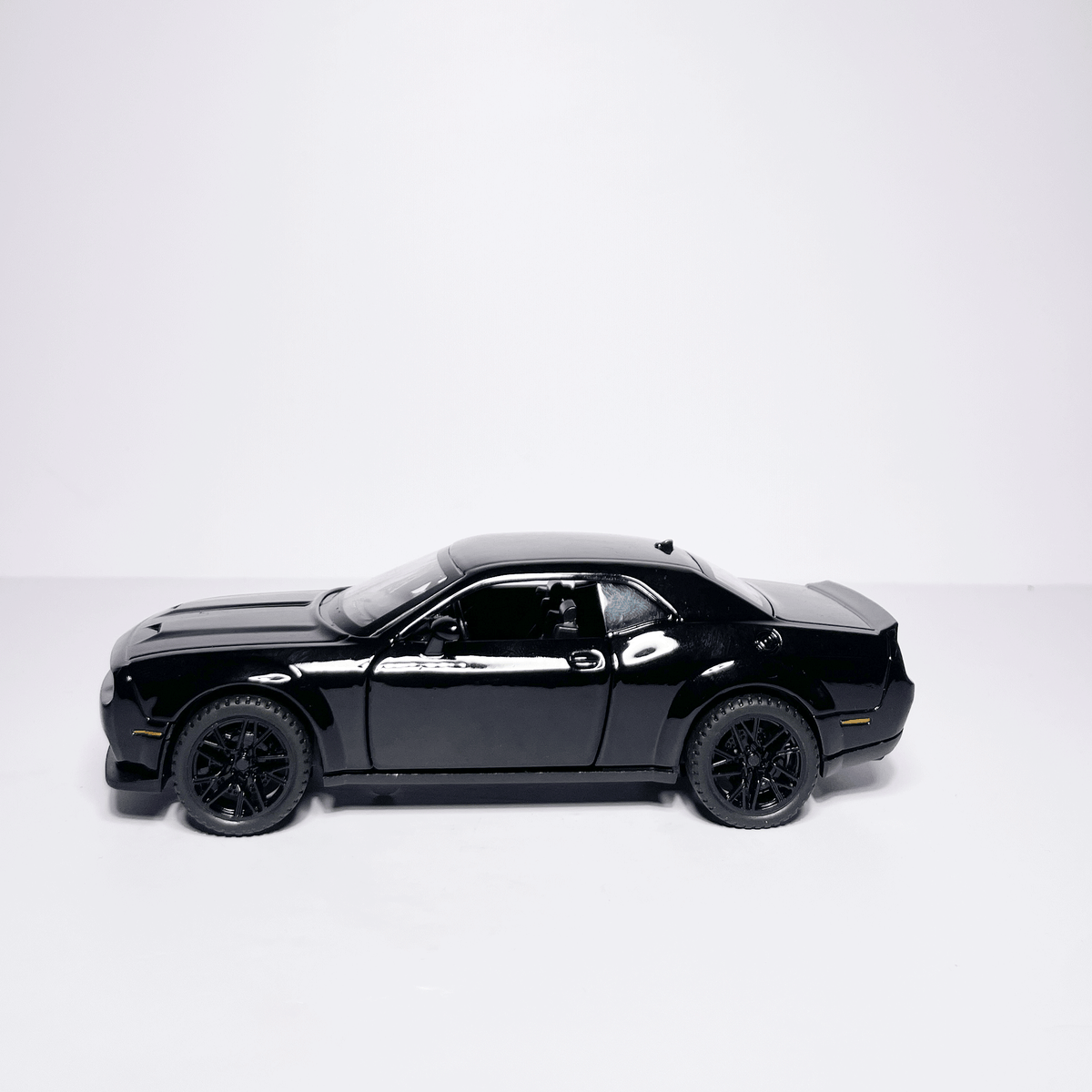 1:32 Dodge Black
