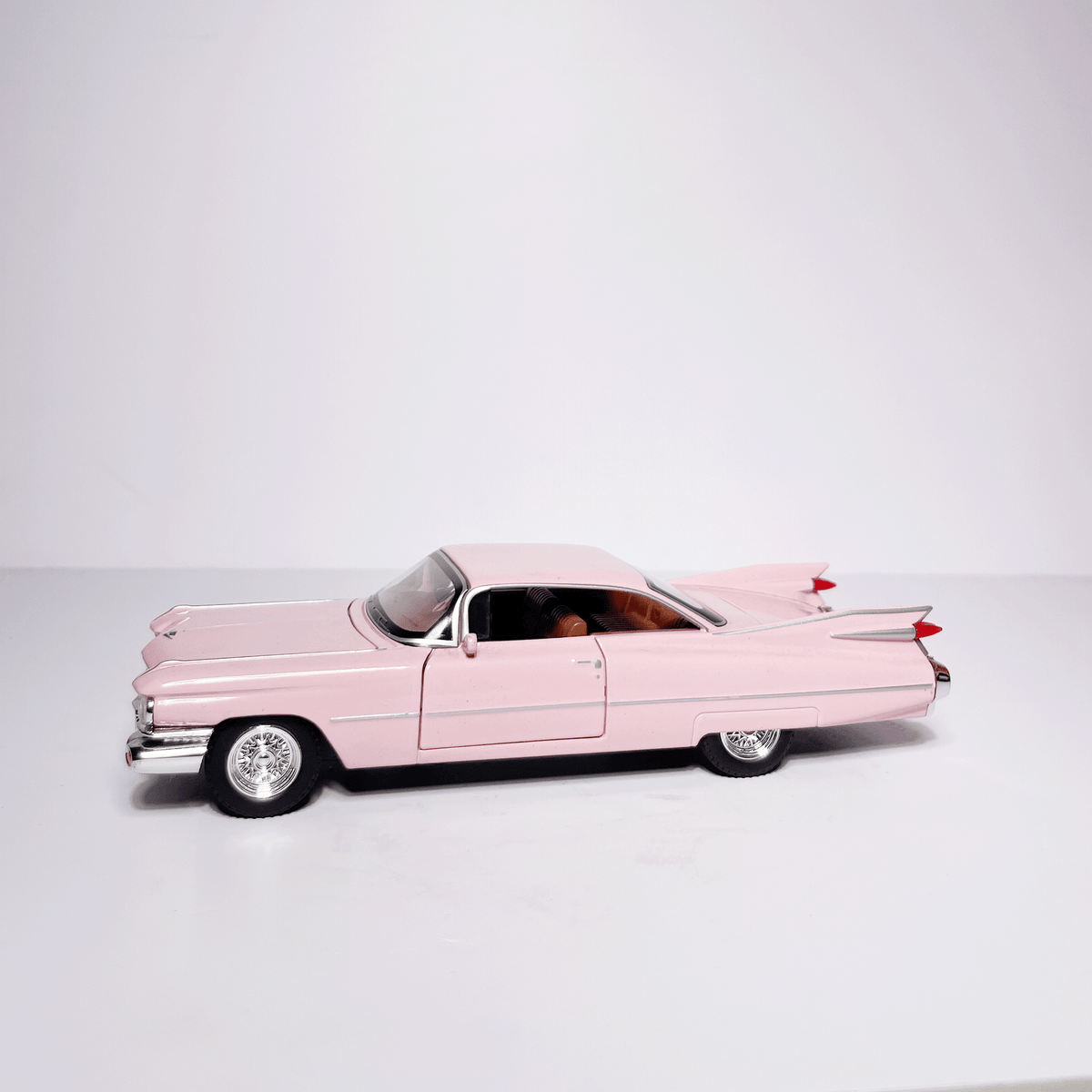 1:32 Vintage Cadilac Pink