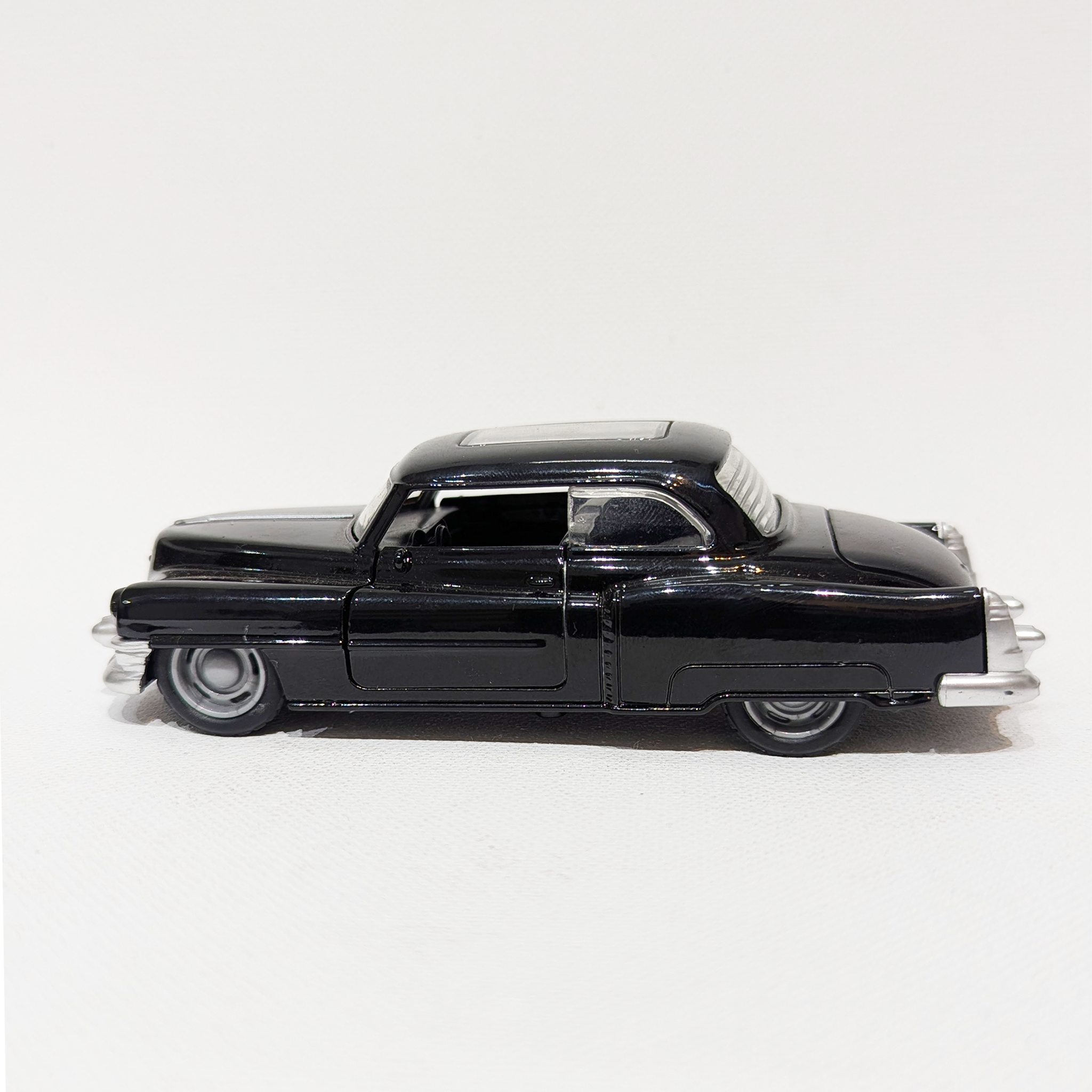 1:36 Classic Luxury Vintage Sedan – Die-Cast Model (Black)