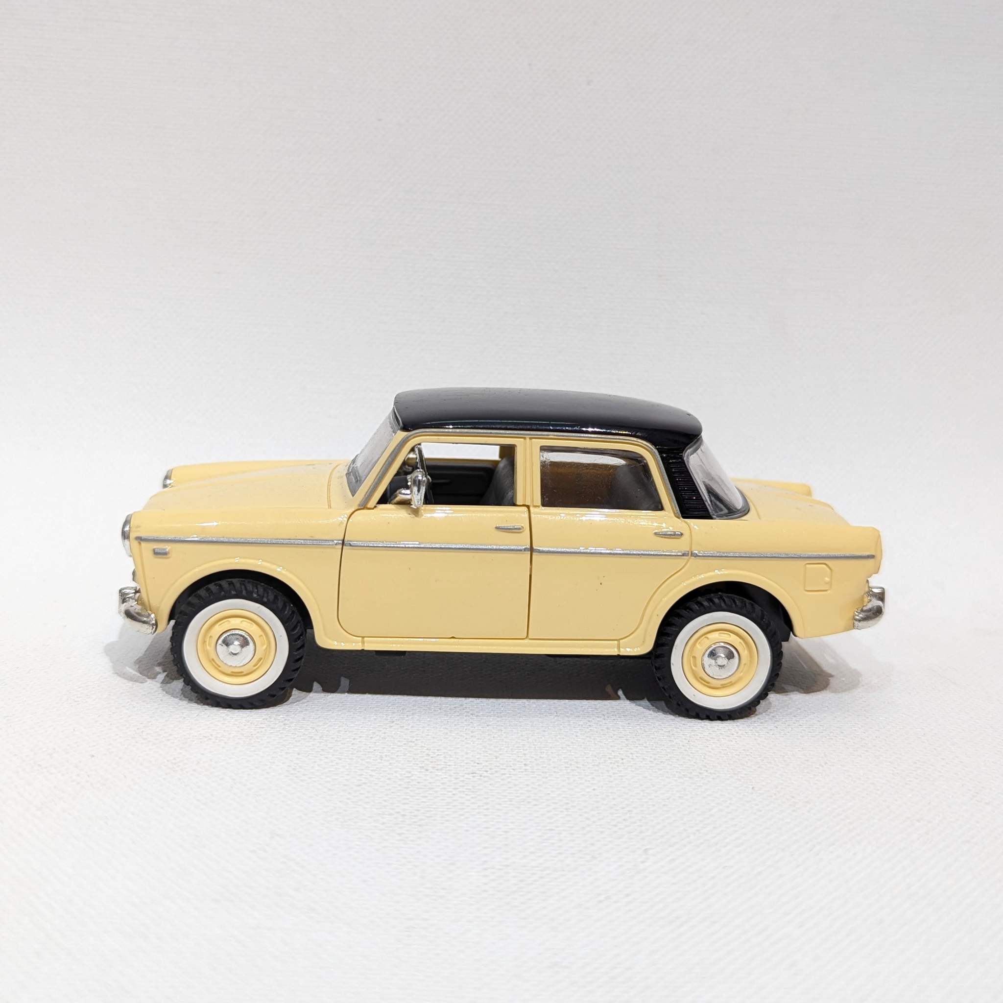1:36 Classic Compact Sedan – Plastic Model with Rubber Tyres (Beige and Black)