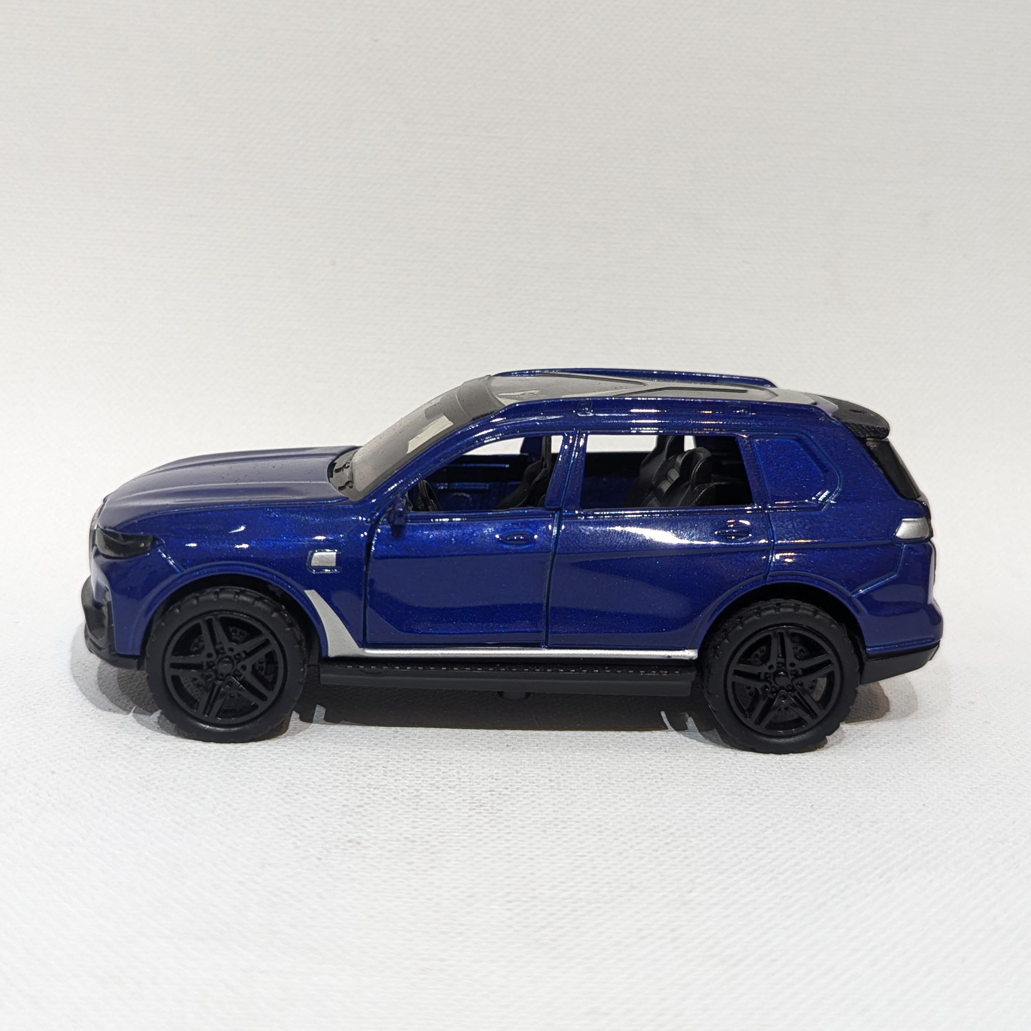 1:36 Modern SUV Model – Metal Body with Rubber Tyres (Blue)
