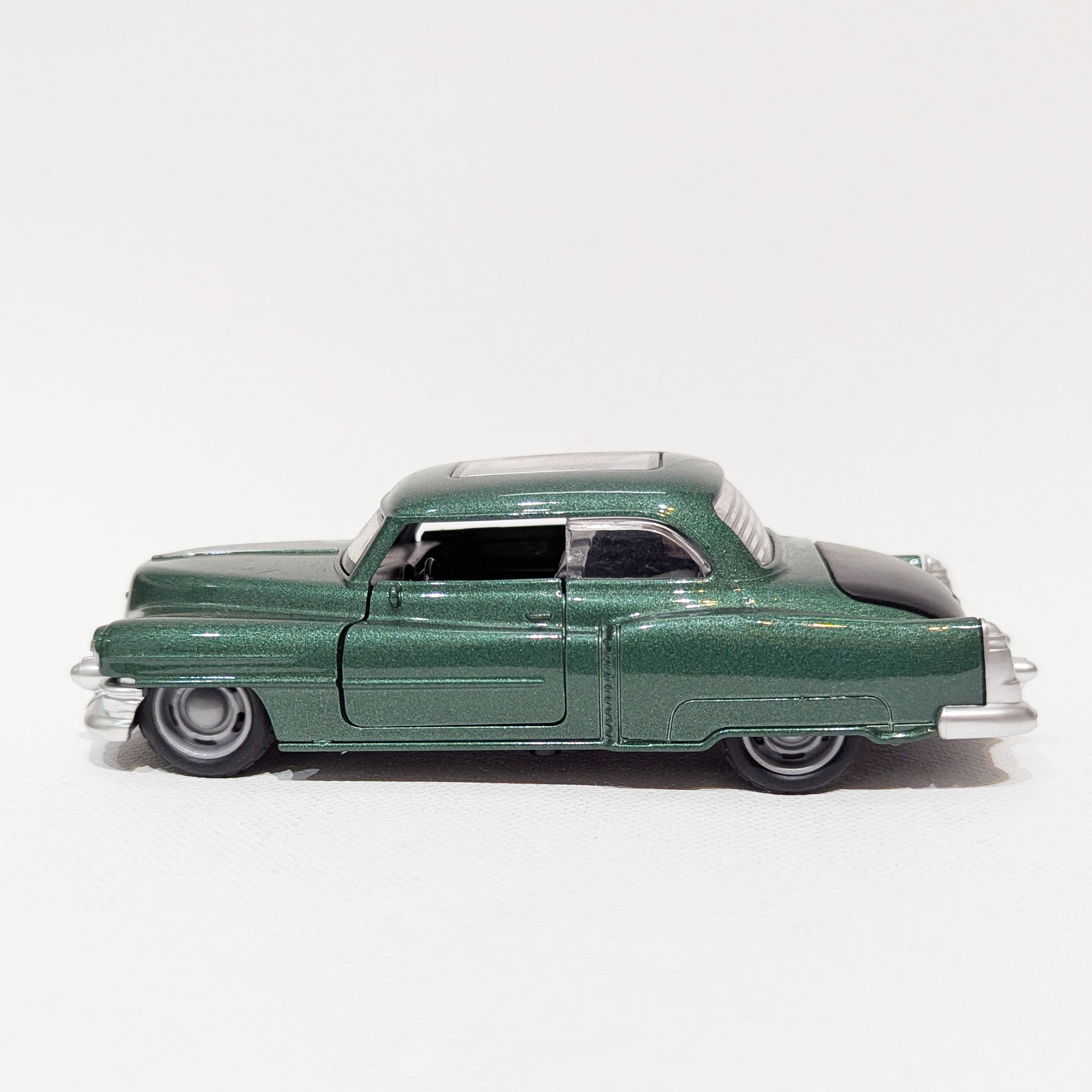 1:36 Classic Luxury Vintage Sedan – Die-Cast Model (Green)