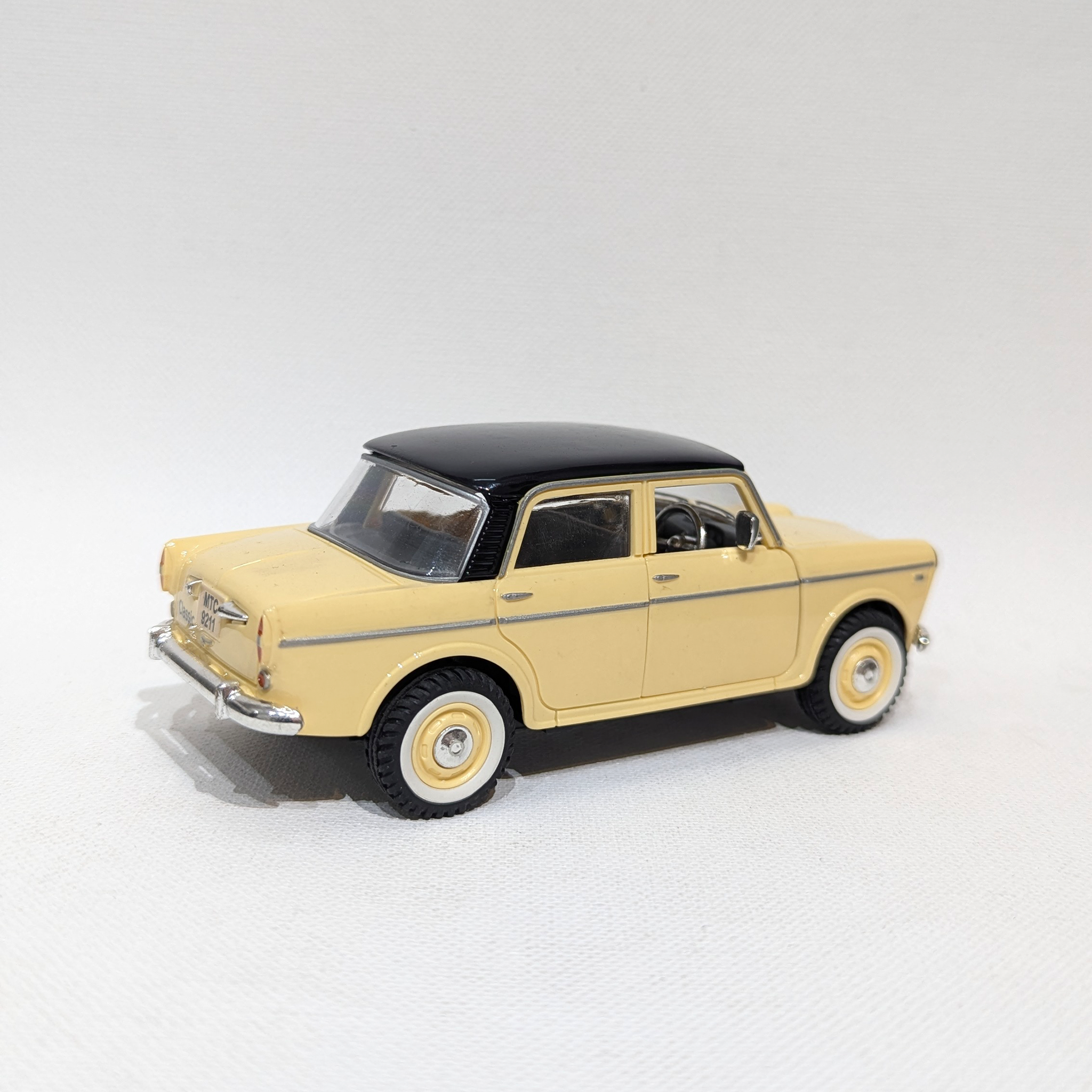 1:36 Classic Compact Sedan – Plastic Model with Rubber Tyres (Beige and Black)