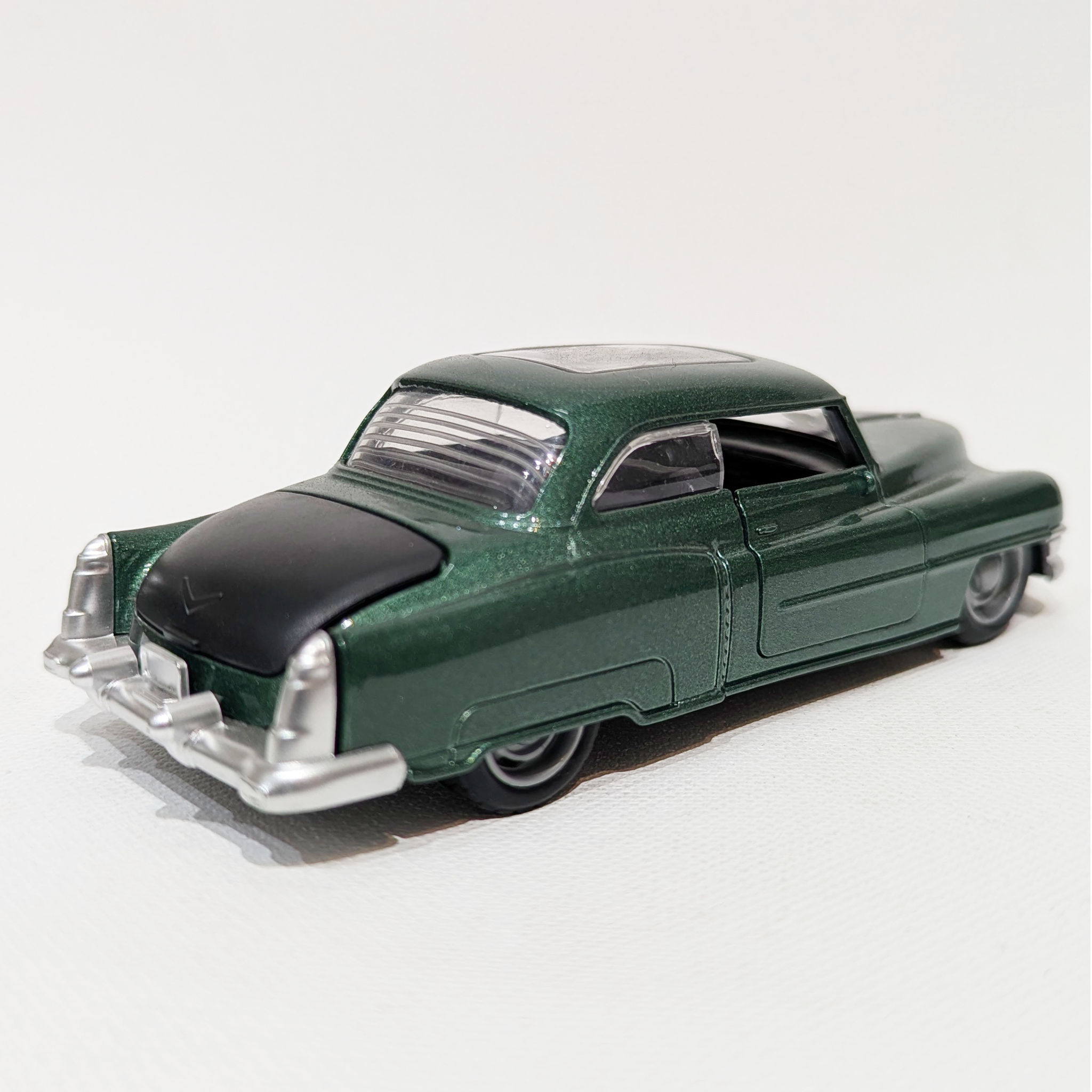 1:36 Classic Luxury Vintage Sedan – Die-Cast Model (Green)