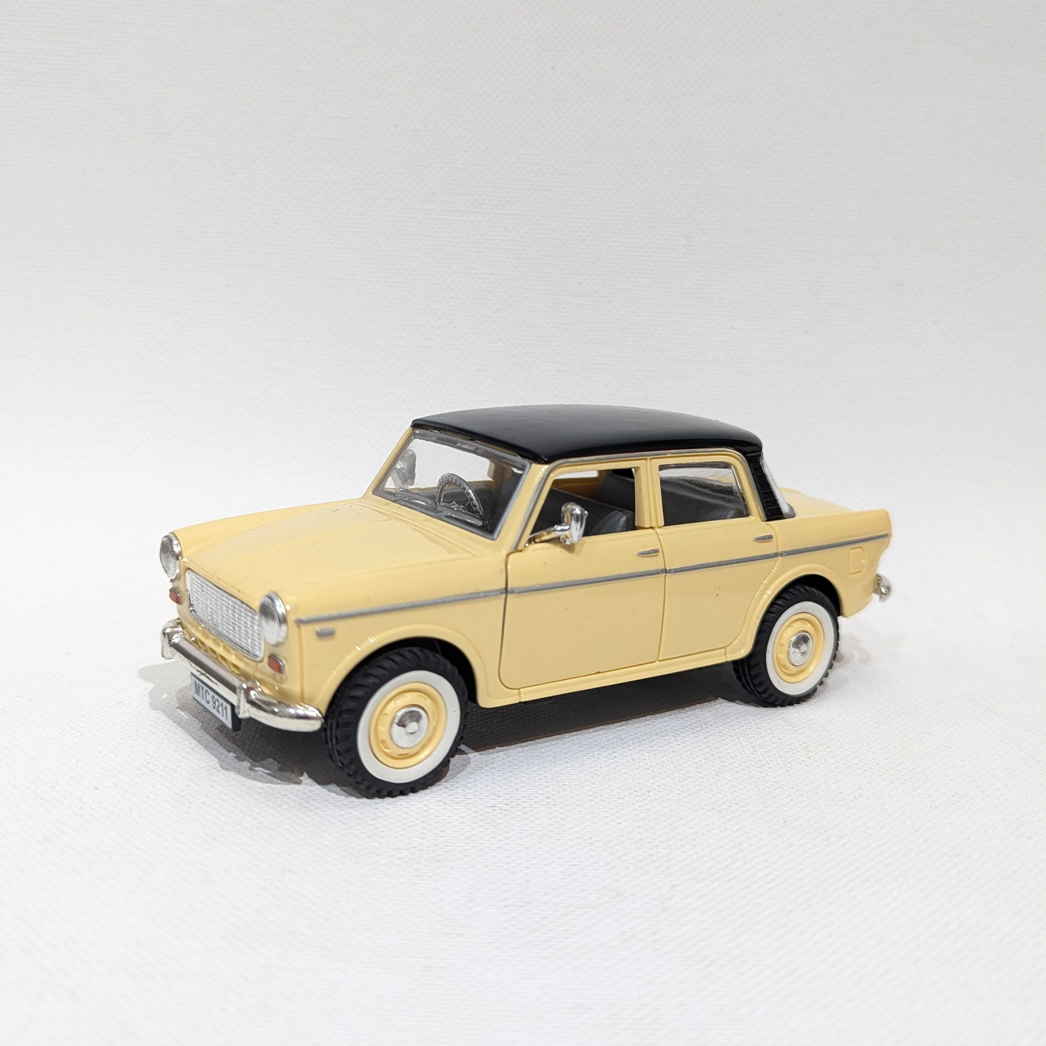 1:36 Classic Compact Sedan – Plastic Model with Rubber Tyres (Beige and Black)