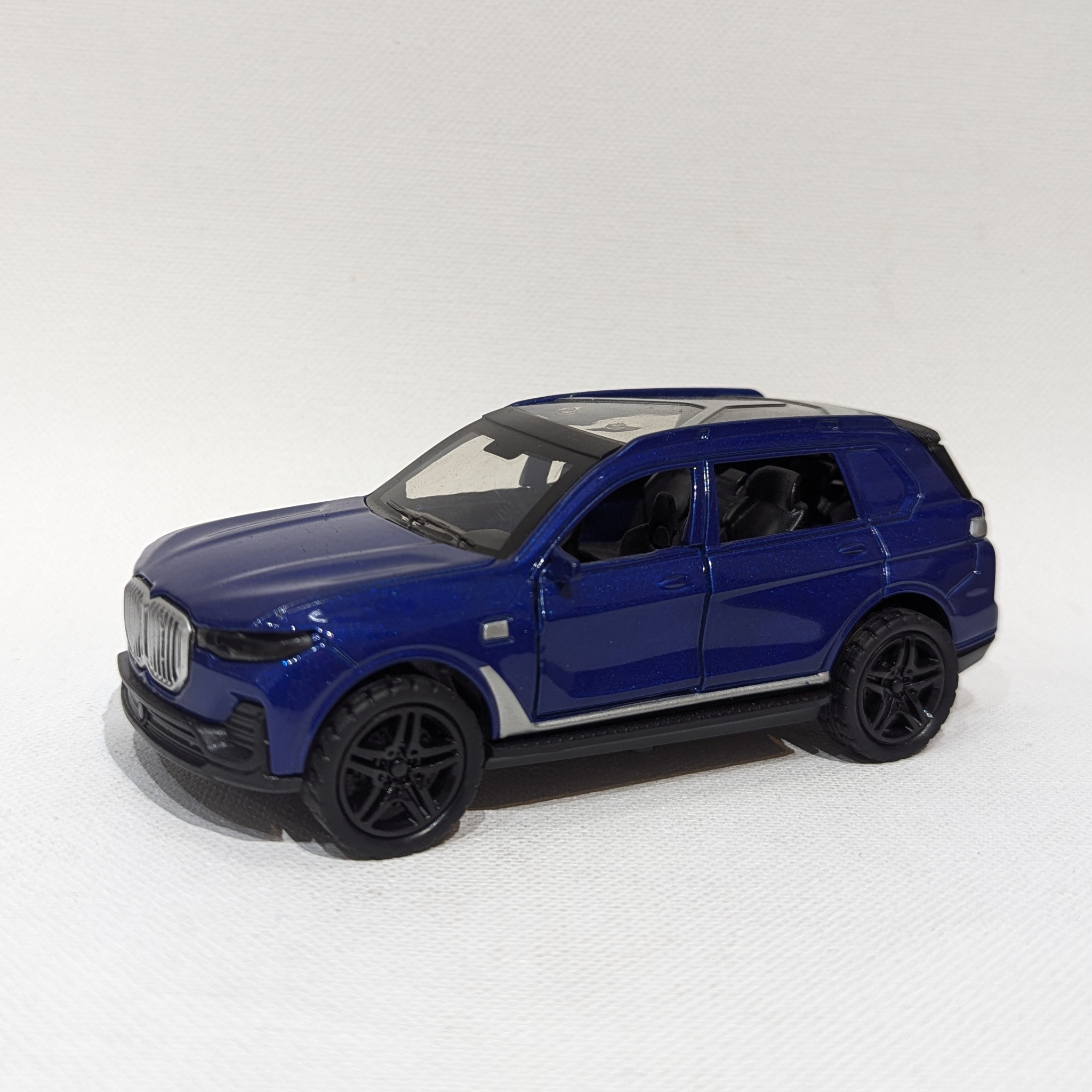 1:36 Modern SUV Model – Metal Body with Rubber Tyres (Blue)