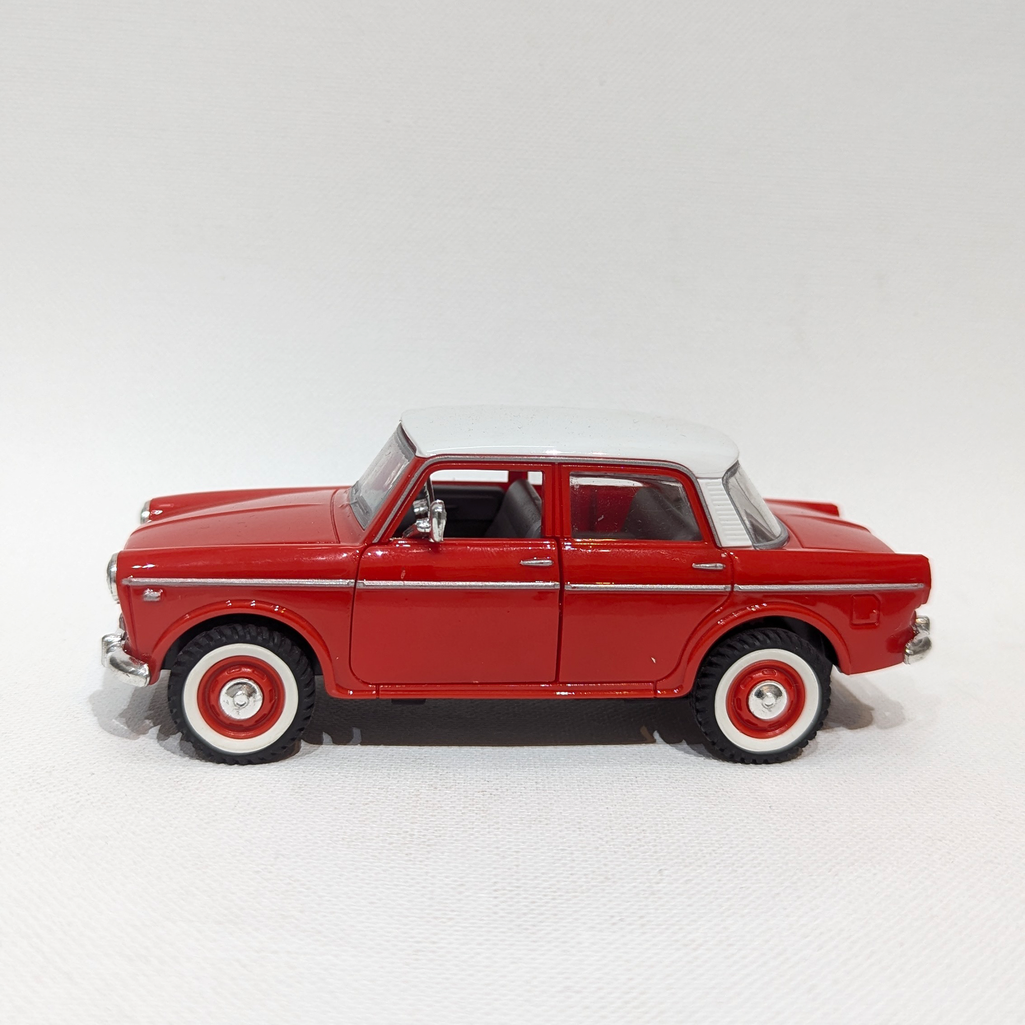 1:36 Classic Compact Sedan – Plastic Model with Rubber Tyres(Red and White)