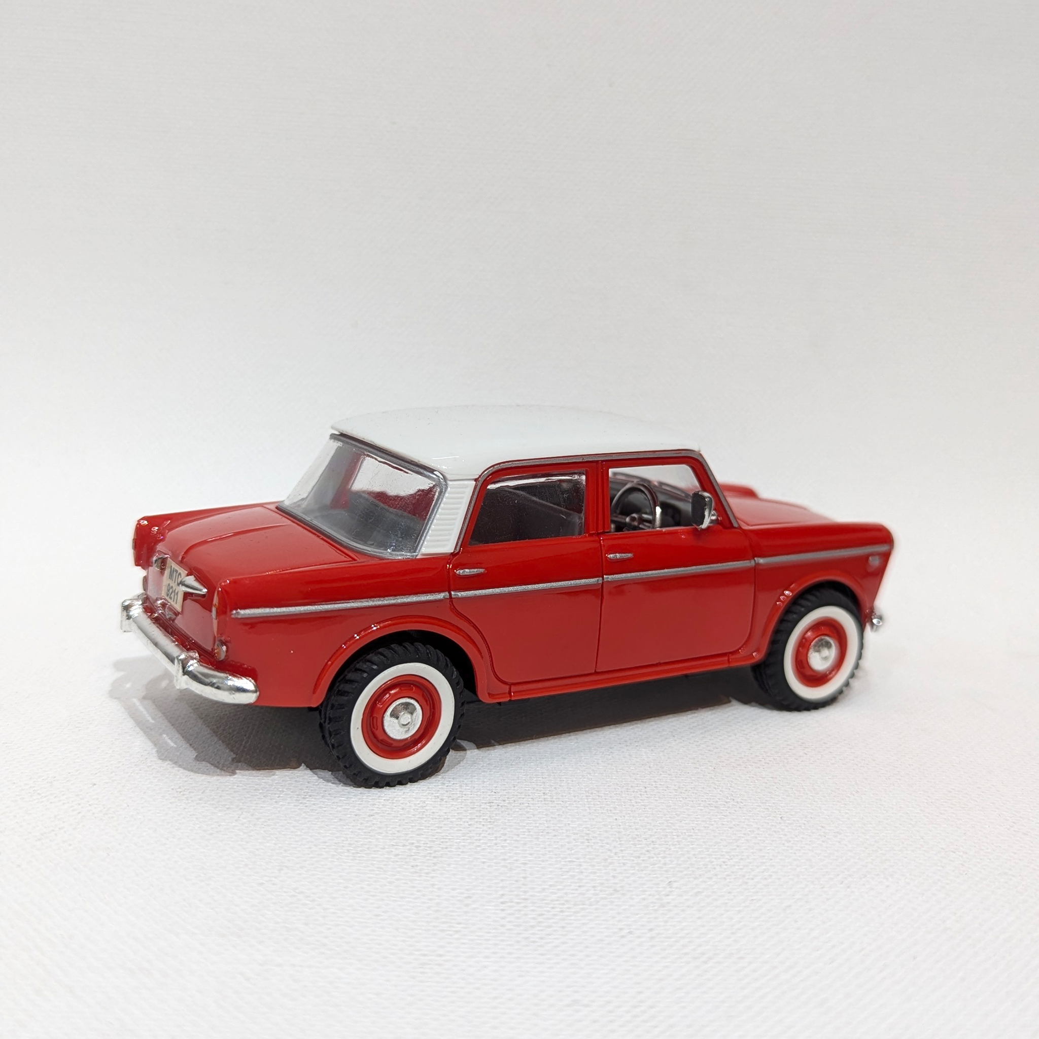 1:36 Classic Compact Sedan – Plastic Model with Rubber Tyres(Red and White)