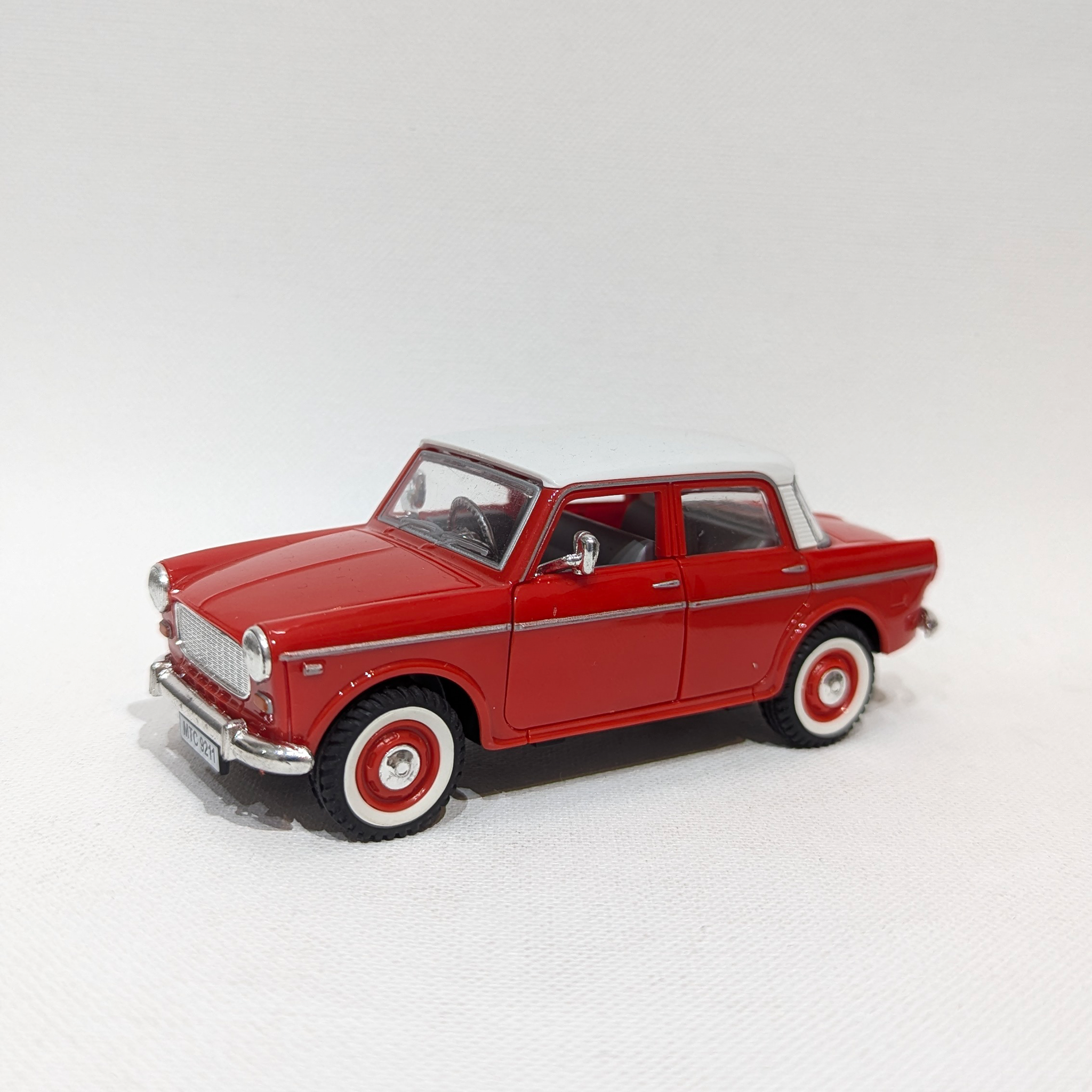 1:36 Classic Compact Sedan – Plastic Model with Rubber Tyres(Red and White)