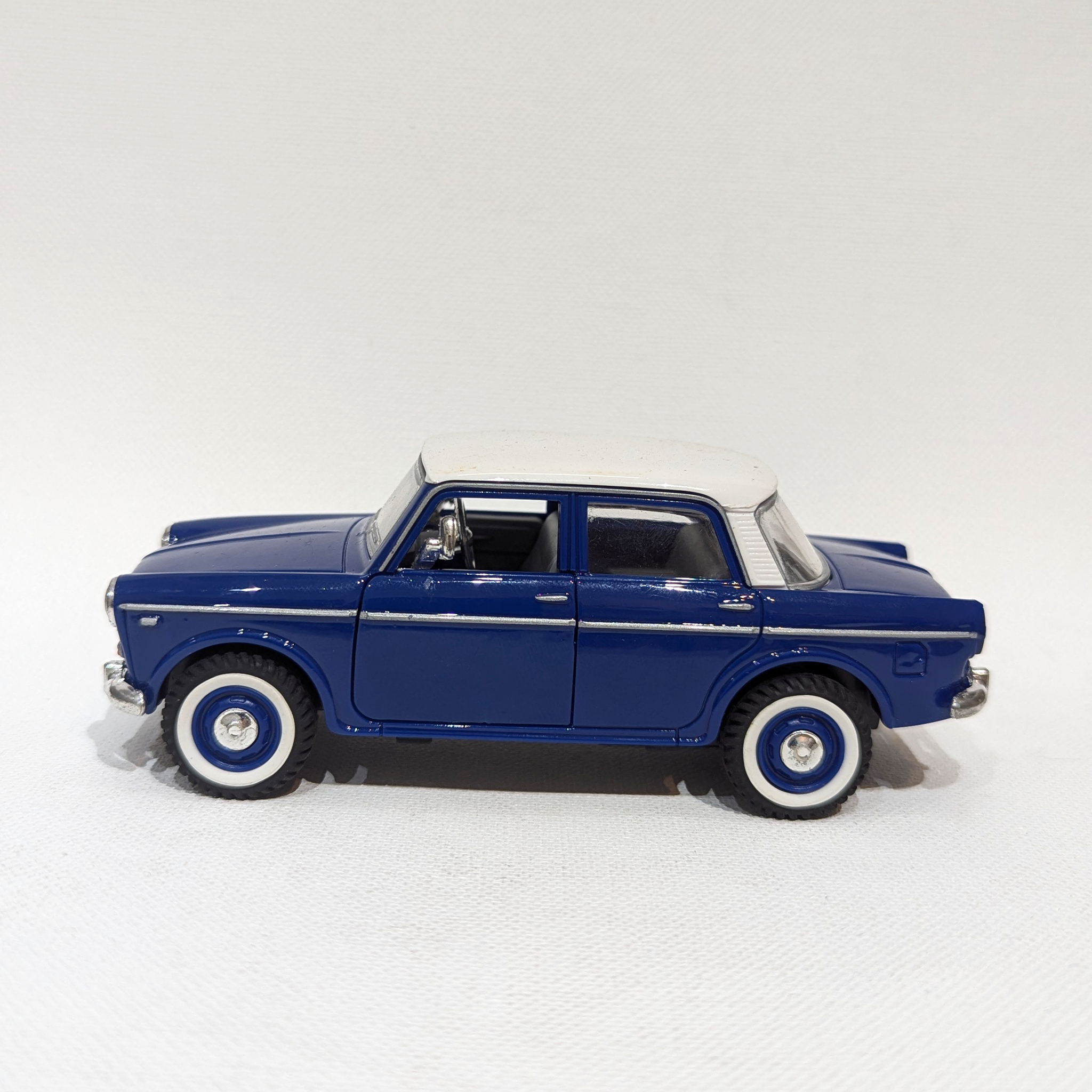 1:36 Classic Compact Sedan – Plastic Model with Rubber Tyres (Blue and White)
