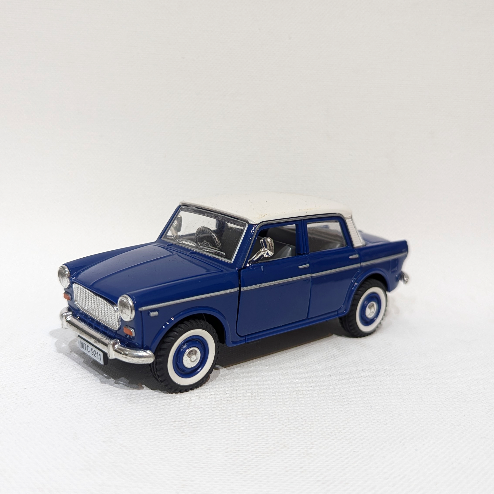 1:36 Classic Compact Sedan – Plastic Model with Rubber Tyres (Blue and White)
