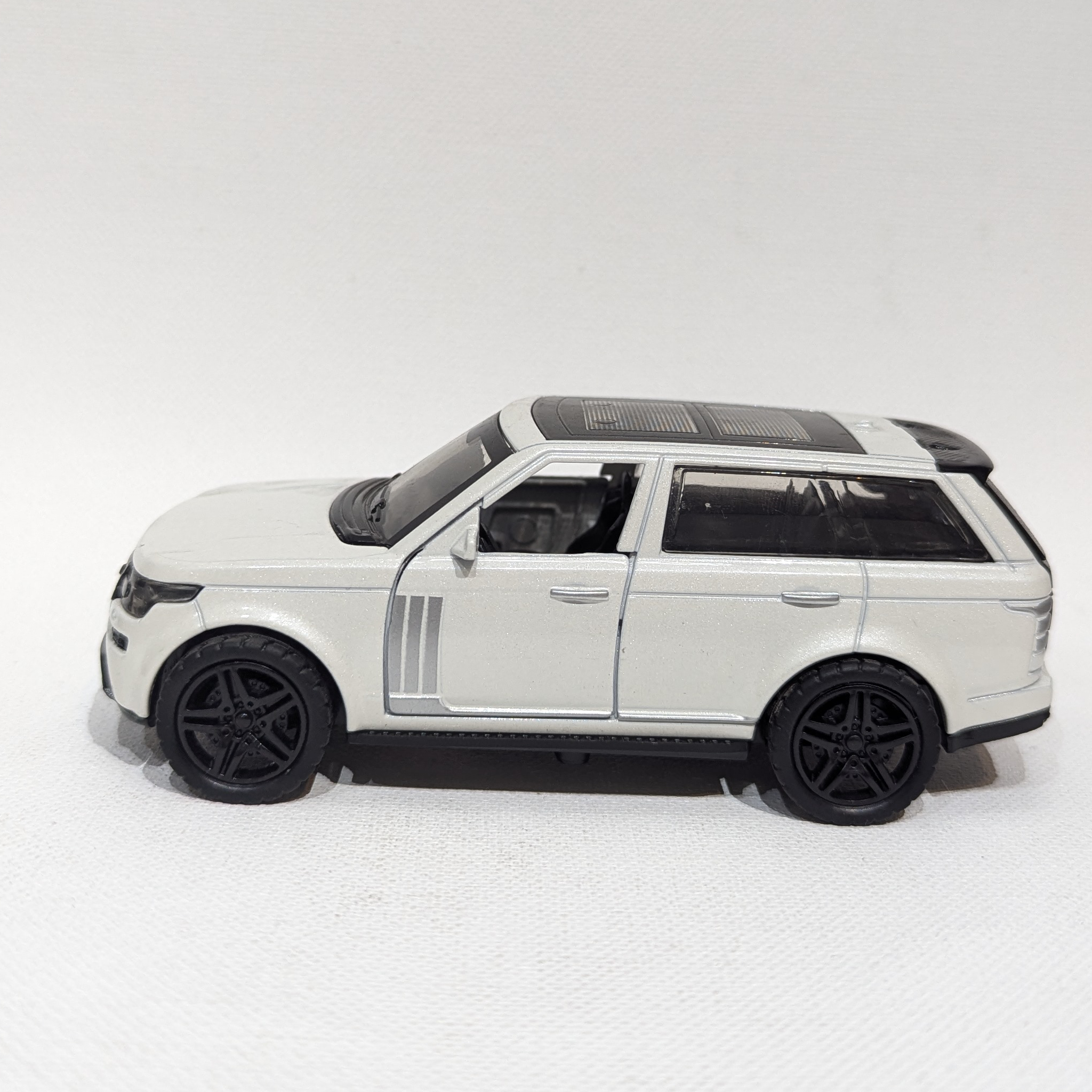 1:36 Premium Luxury SUV Model – Metal Body with Rubber Tyres (White)