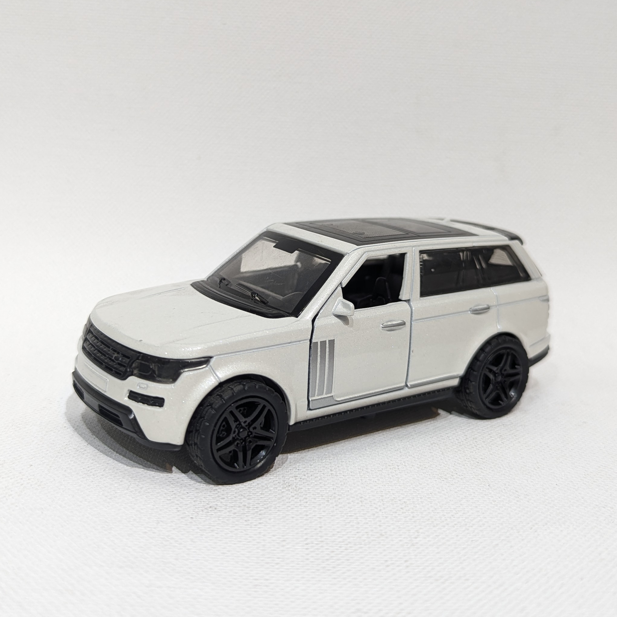 1:36 Premium Luxury SUV Model – Metal Body with Rubber Tyres (White)