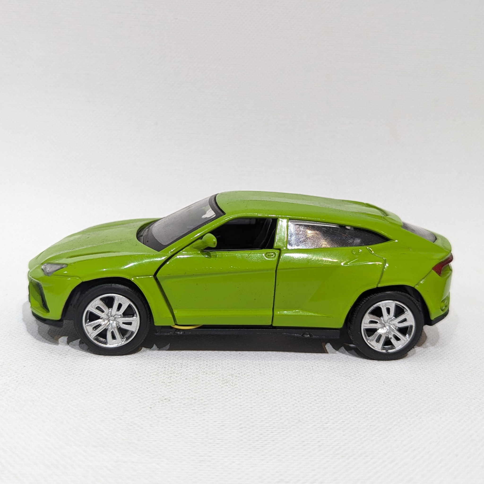 1:36 Premium Sport SUV Model – Metal Body (Green)