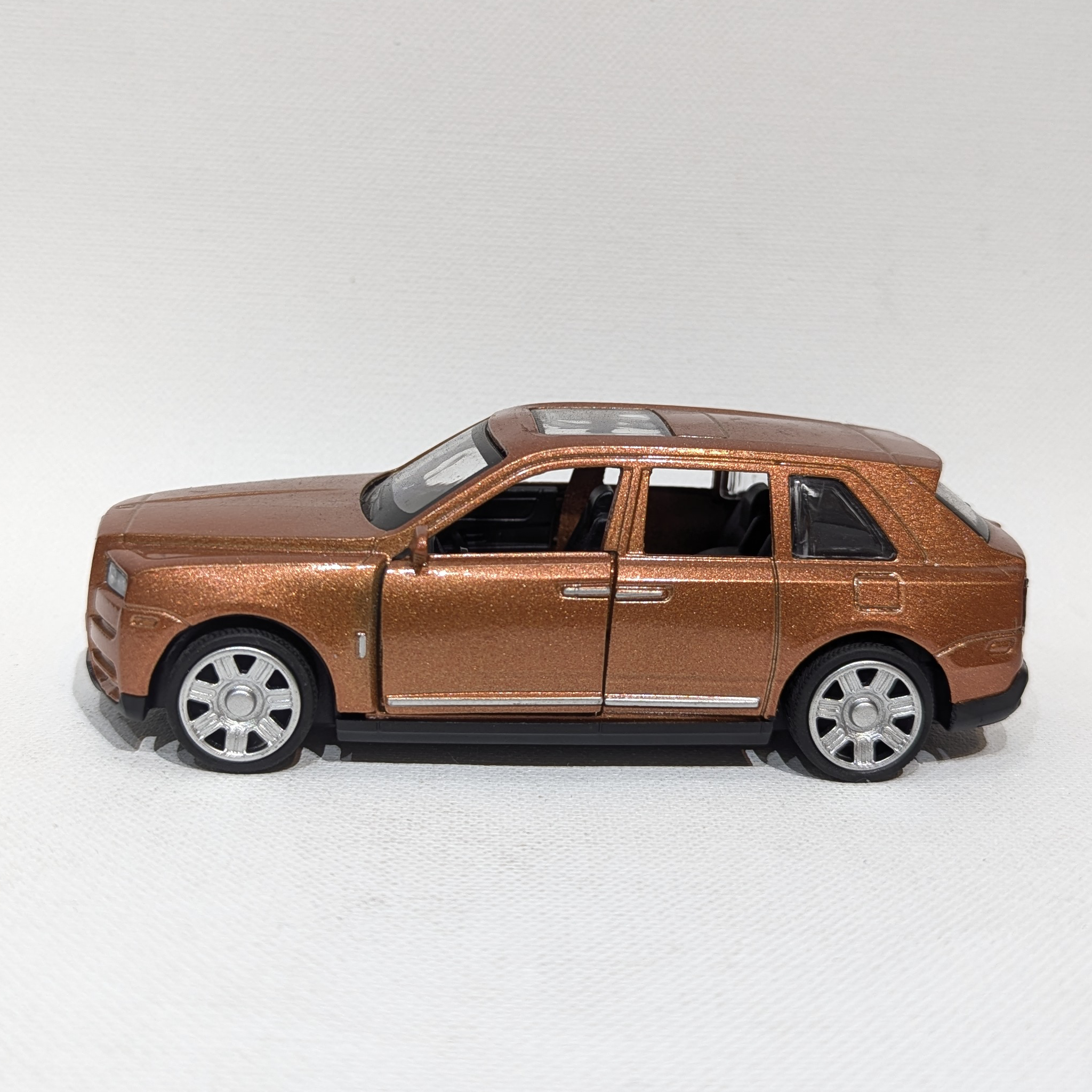1:36 Ultra Luxury SUV Model – Metal Body (Bronze)