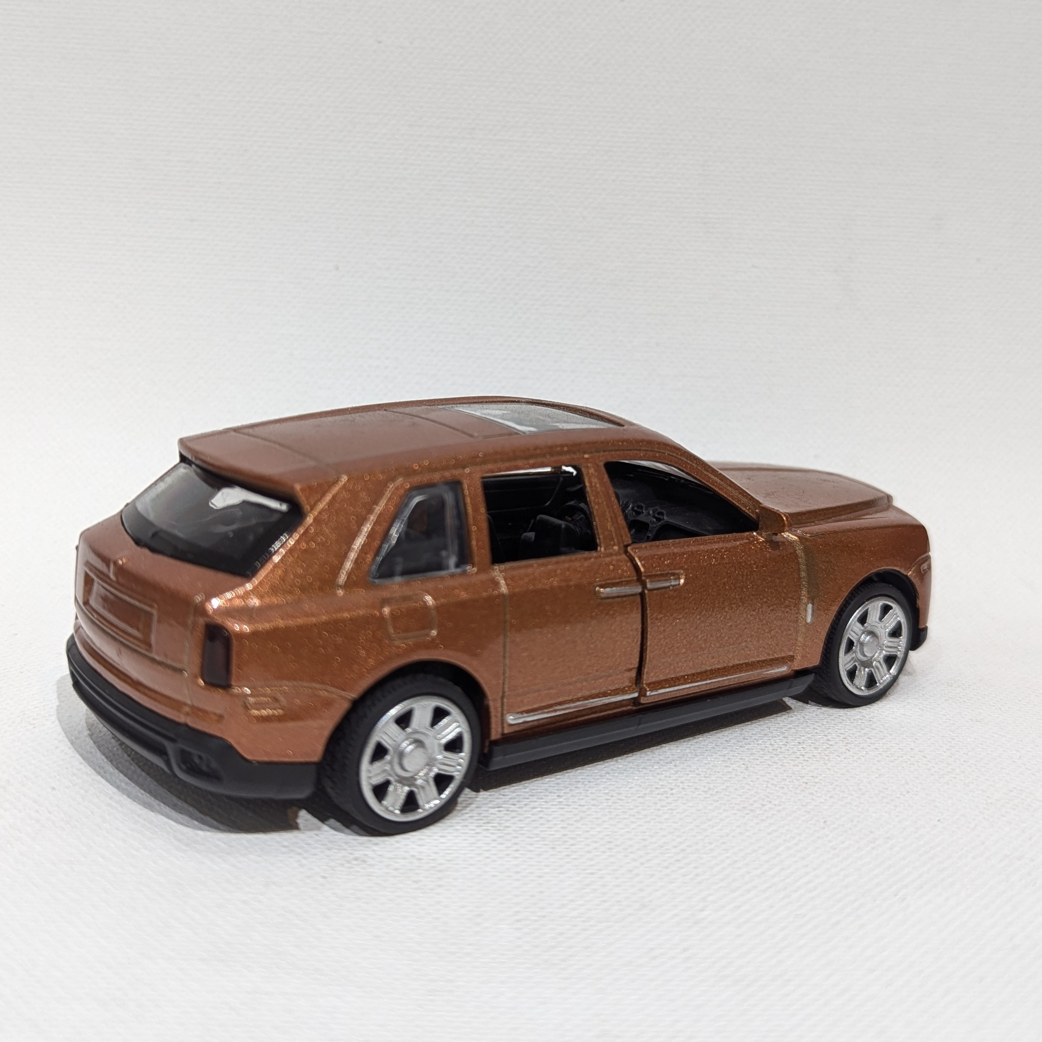 1:36 Ultra Luxury SUV Model – Metal Body (Bronze)