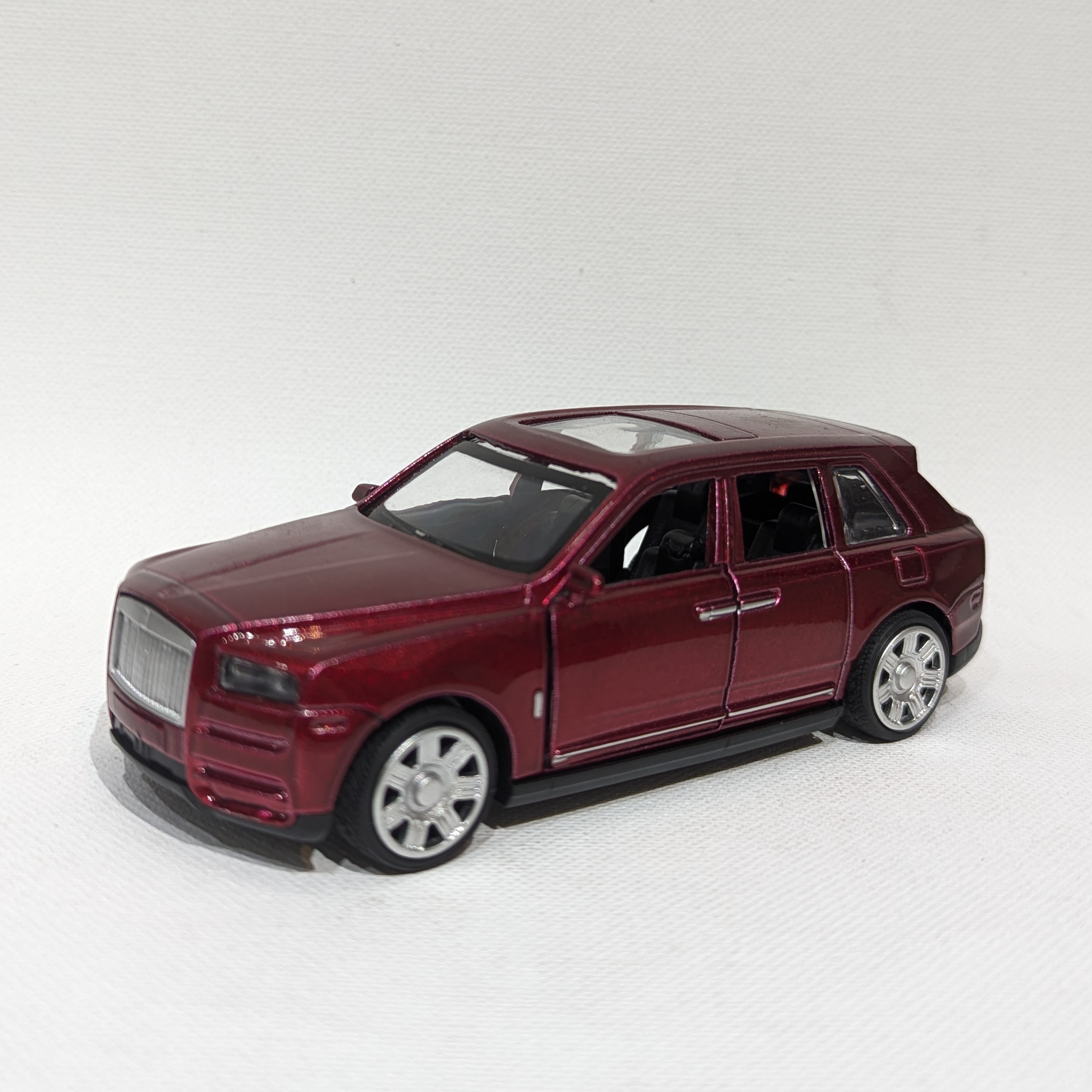 1:36 Ultra Luxury SUV Model – Metal Body (Red)