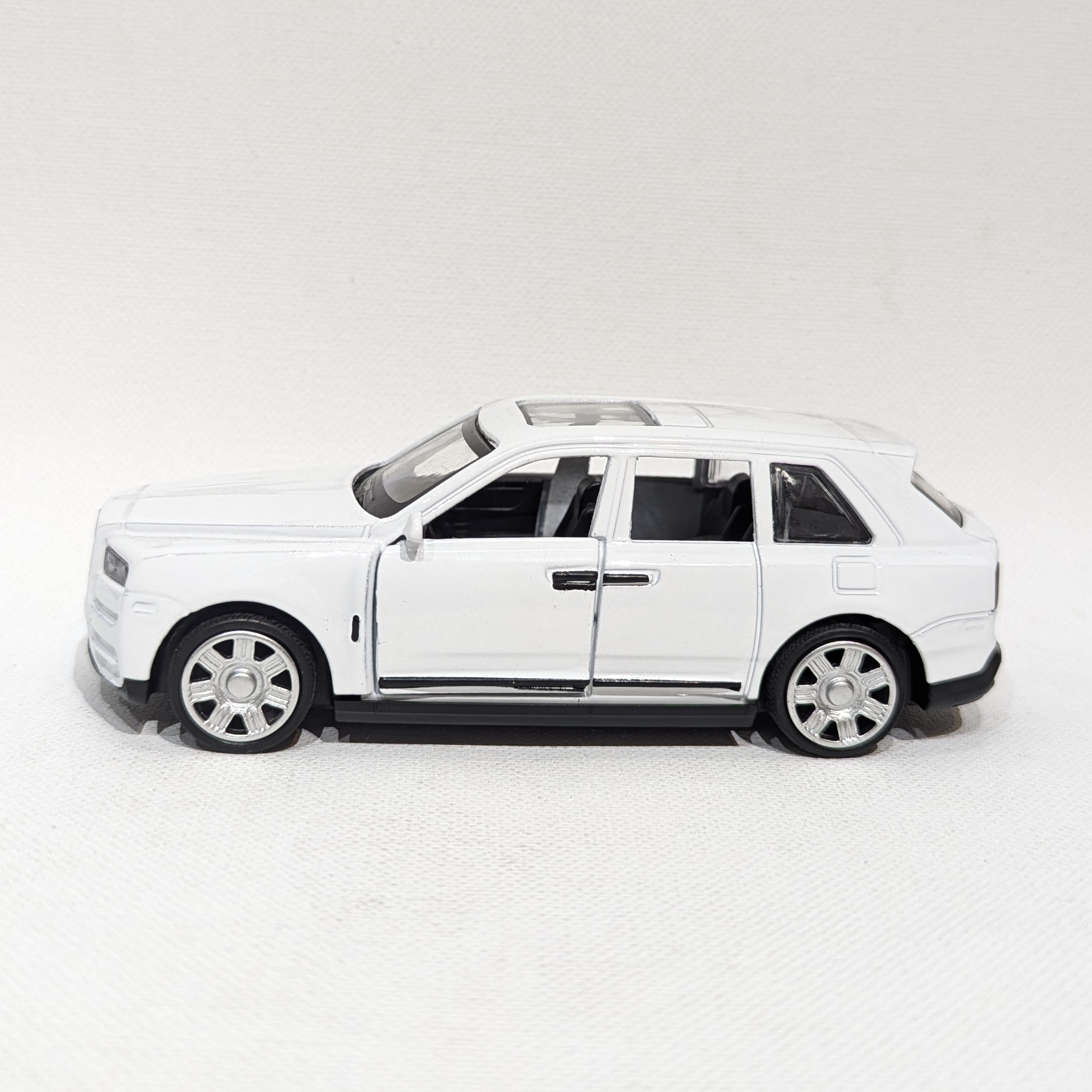 1:36 Ultra Luxury SUV Model – Metal Body (White)