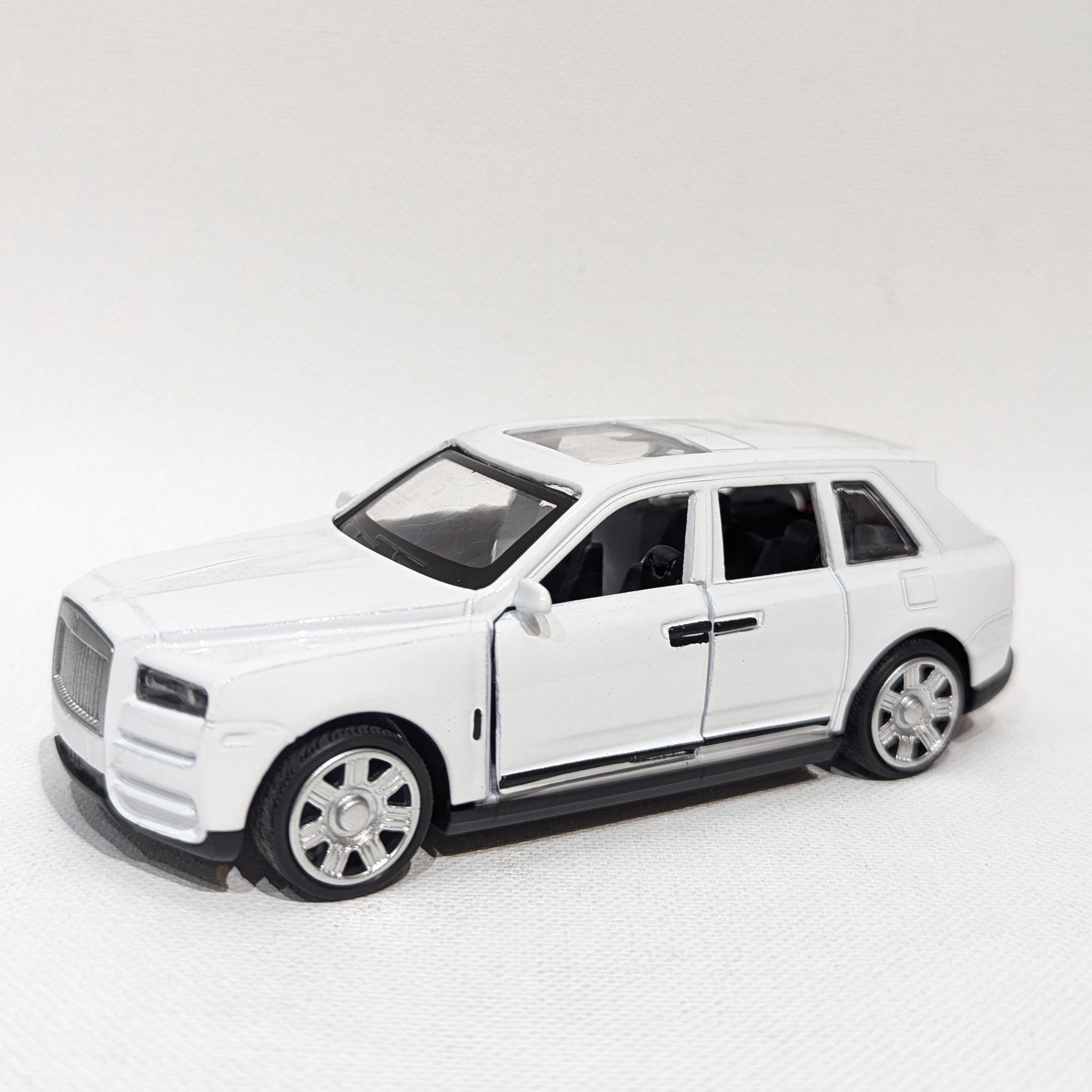 1:36 Ultra Luxury SUV Model – Metal Body (White)