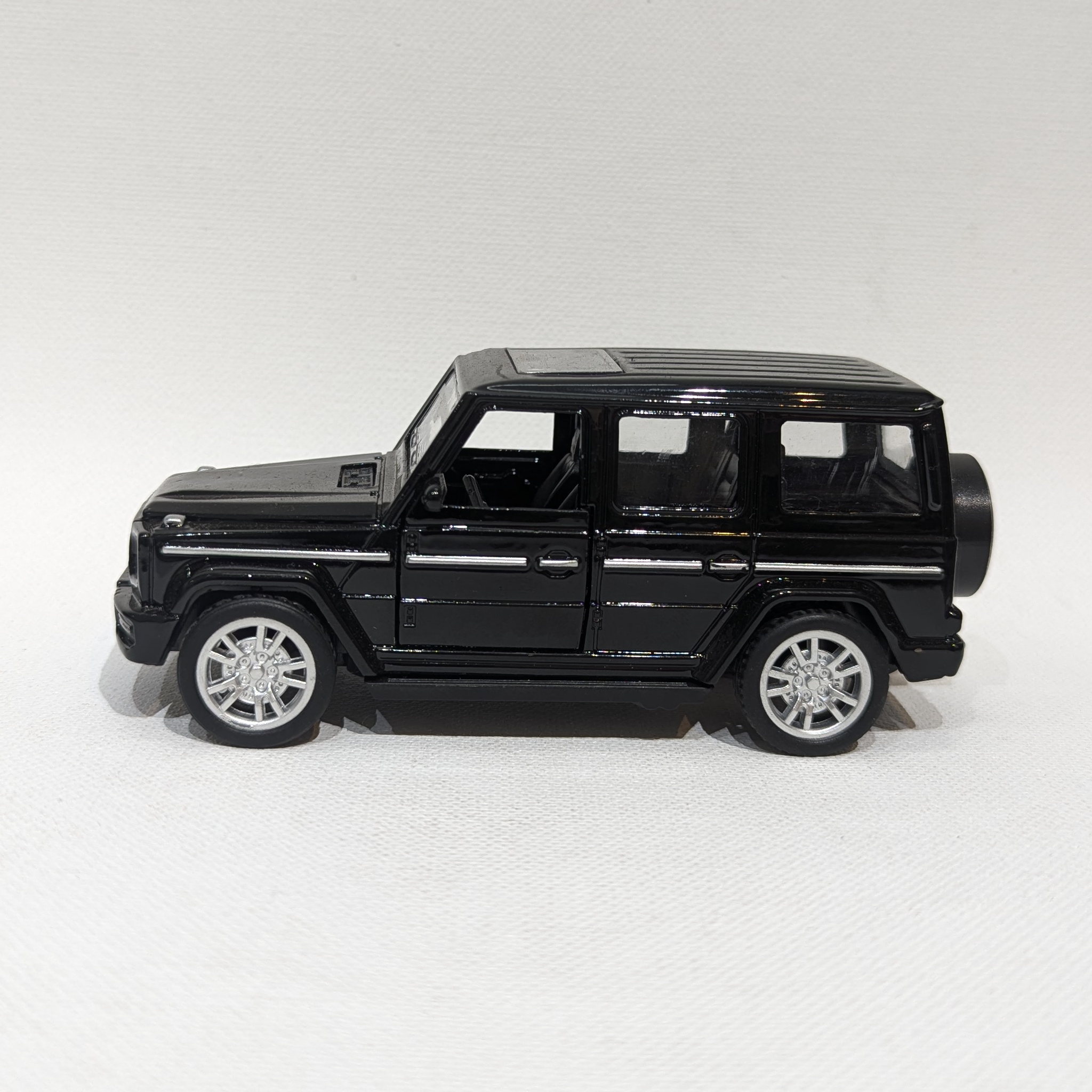 1:36 Boxy Luxury Off-Road SUV Model – Metal Body (Black)