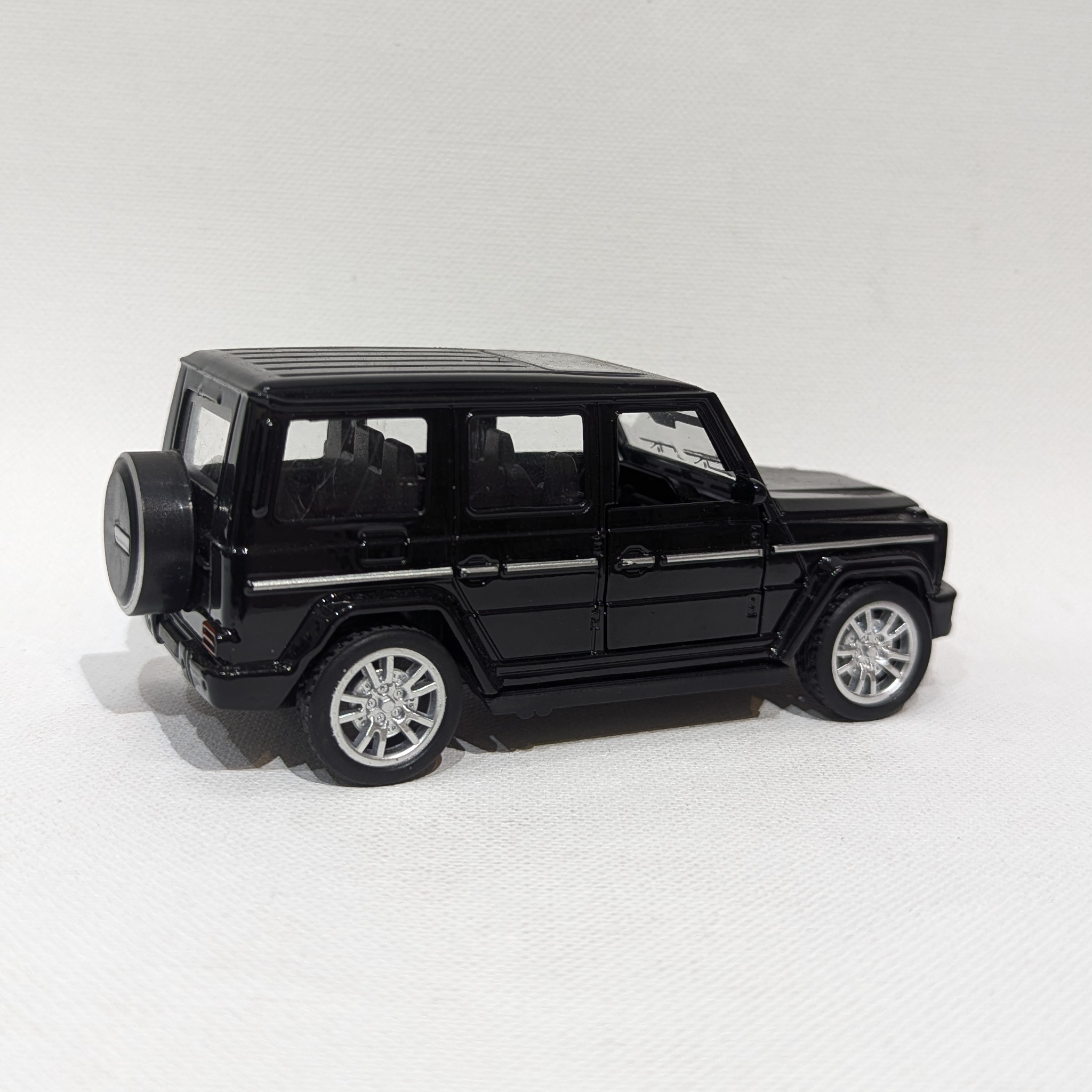 1:36 Boxy Luxury Off-Road SUV Model – Metal Body (Black)