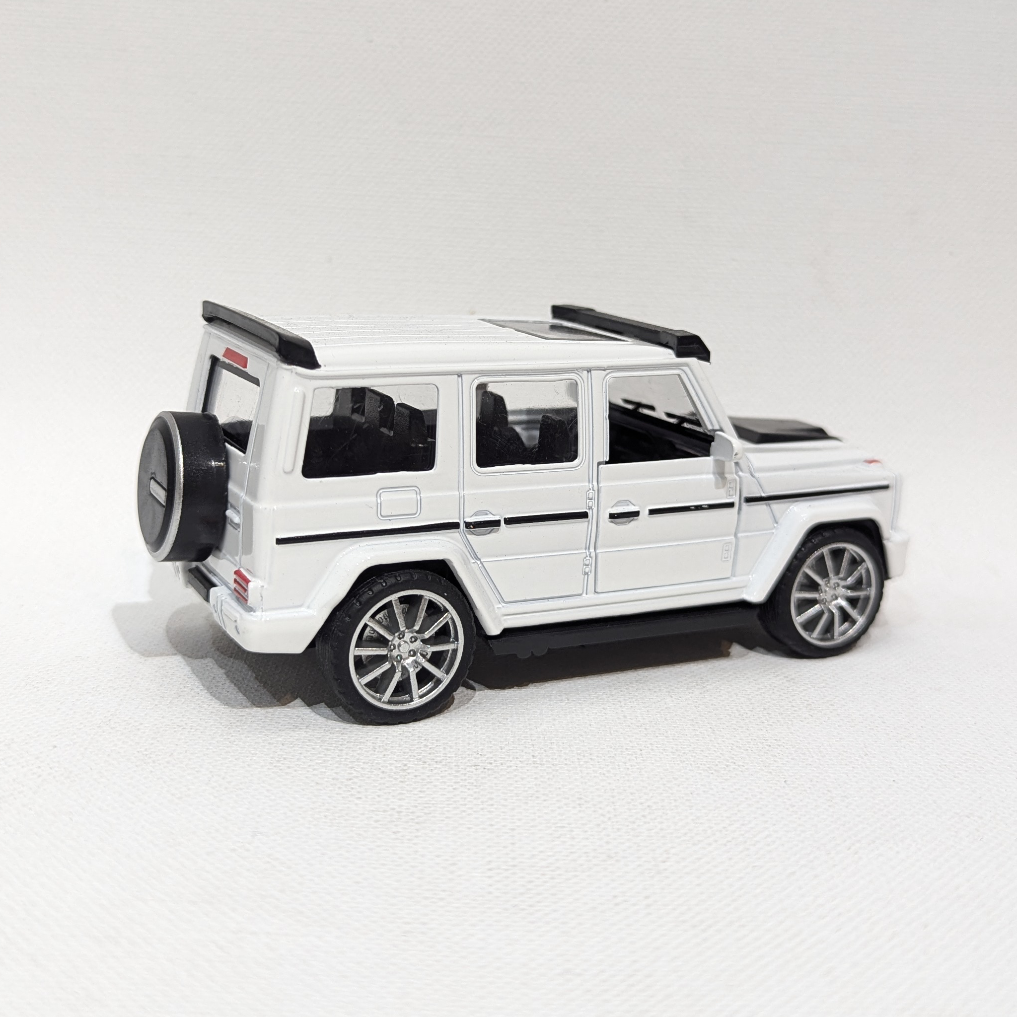1:36 Boxy Luxury Off-Road SUV Model – Metal Body (White)