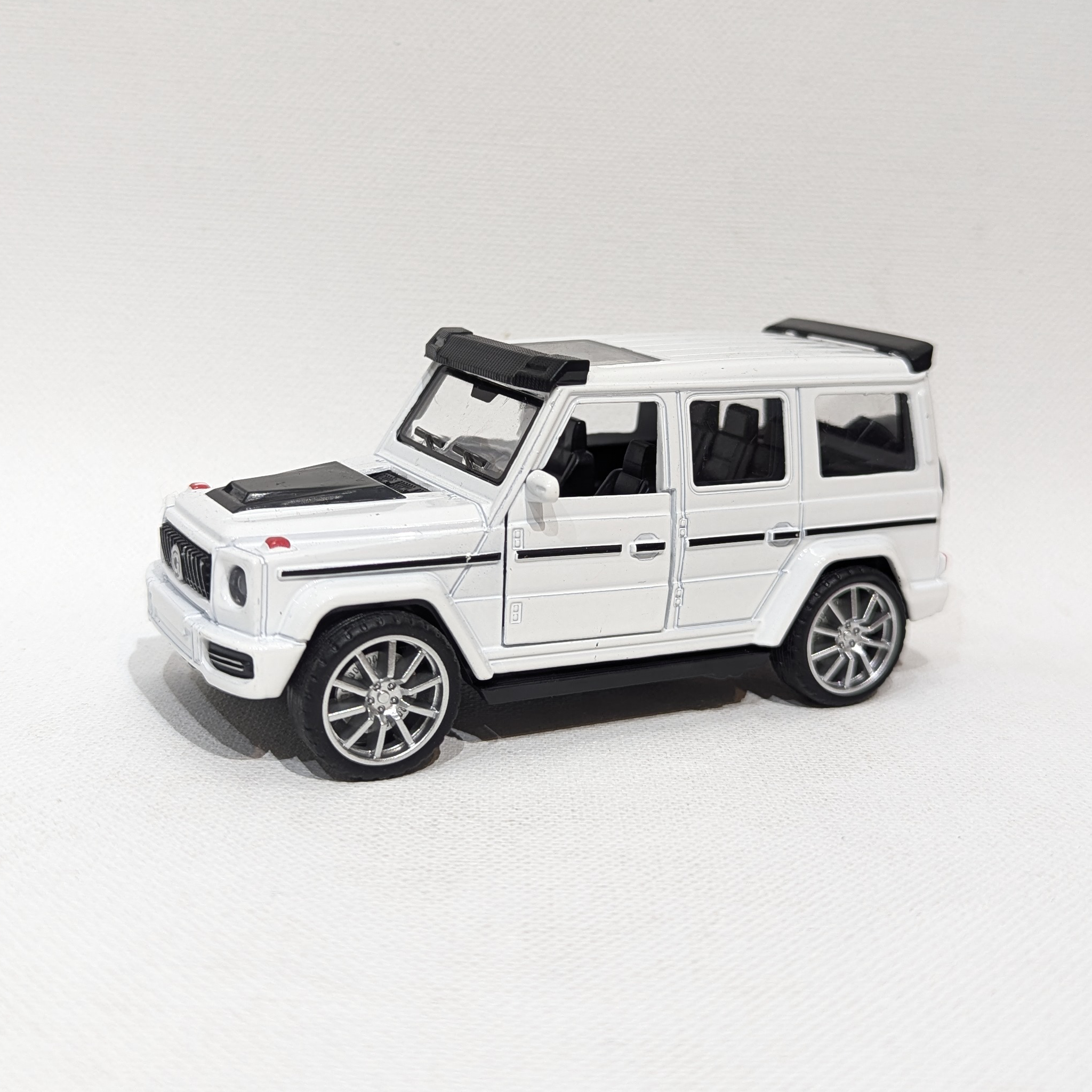 1:36 Boxy Luxury Off-Road SUV Model – Metal Body (White)
