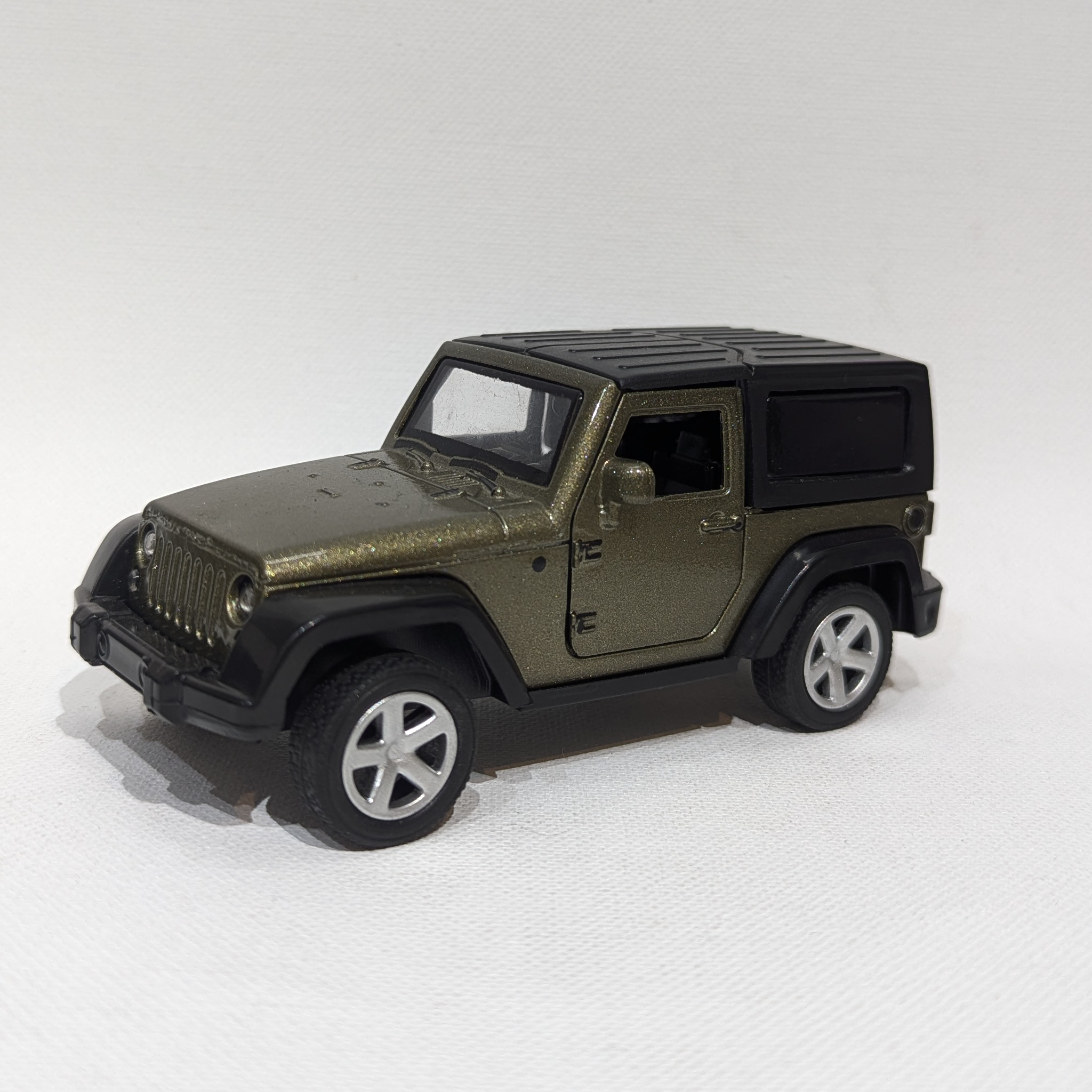 1:36 Classic Off-Road SUV Model – Metal Body (Olive Green and Black)