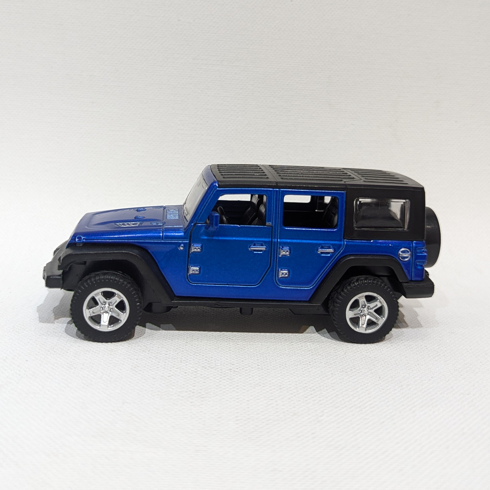 1:36 Classic Off-Road SUV Model – Metal Body (Blue and Black)