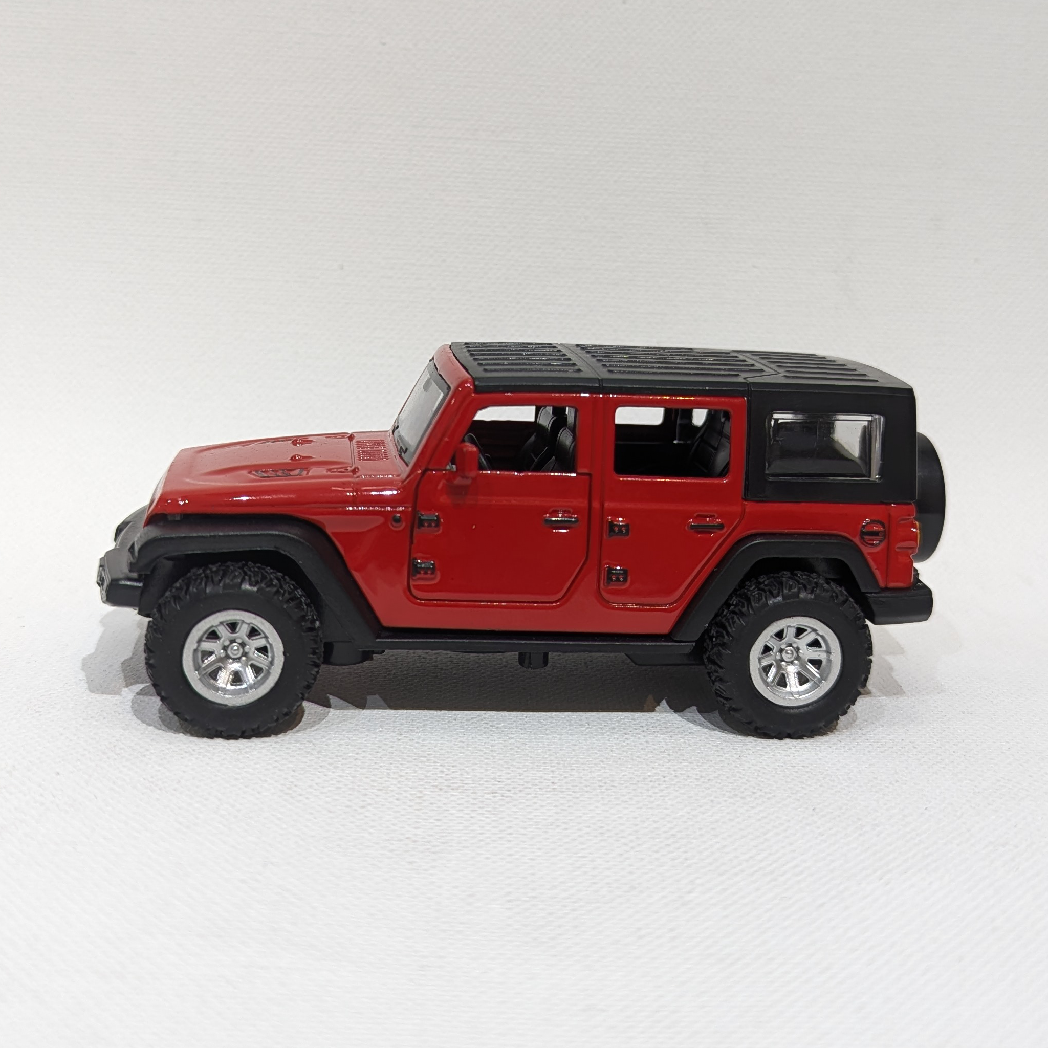 1:36 Classic Off-Road SUV Model – Metal Body (Red and Black)