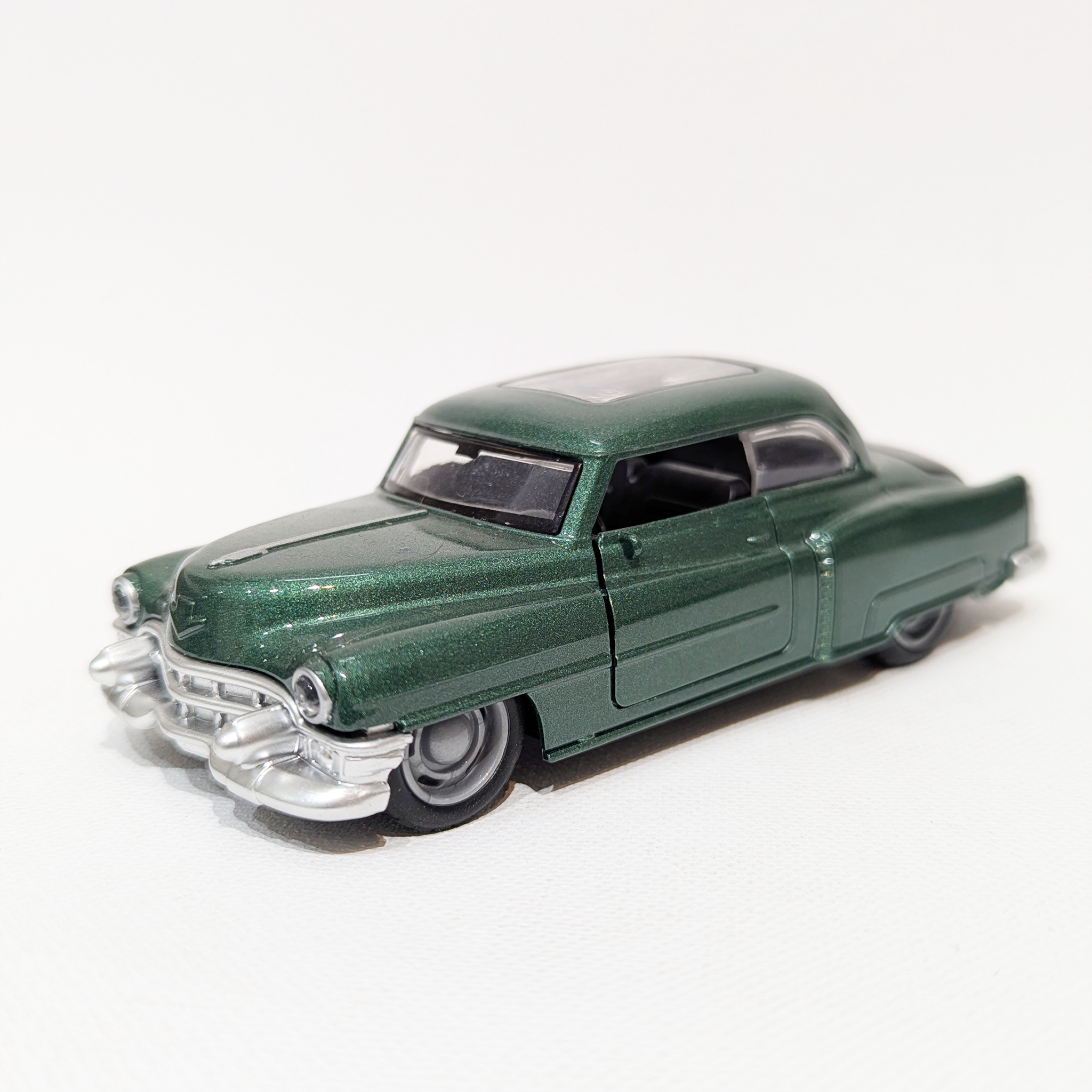 1:36 Classic Luxury Vintage Sedan – Die-Cast Model (Green)